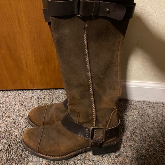 UGG Boots - Picture 2 of 3
